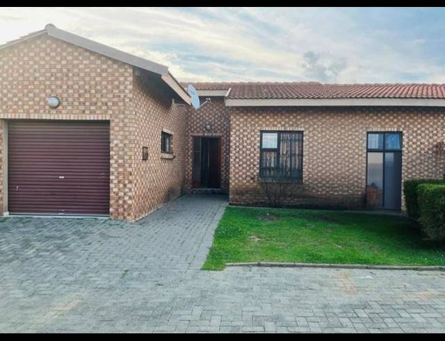 3 BEDROOM TOWNHOUSE FOR SALE IN ERMELO